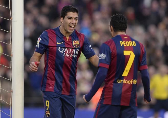 Surez se abraza a Pedro tras marcar un gol con el Bara.