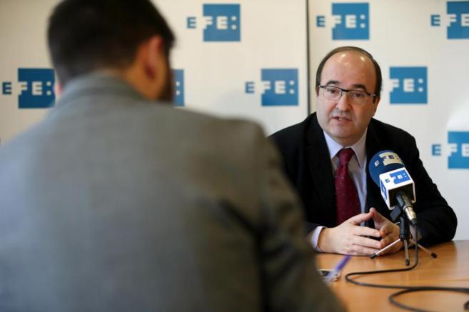 El primer secretario del PSC, Miquel Iceta, durante la entrevista...