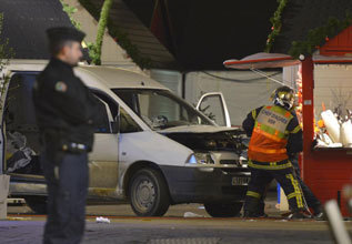 Bomberos y policas tras el accidente en Nantes.