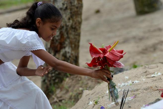 Una nia de Sri Lanka recuerda con flores a los muertos del...