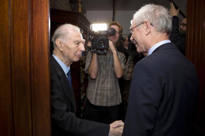El ex primer ministro belga Leo Tindemans estrecha la mano a Van...