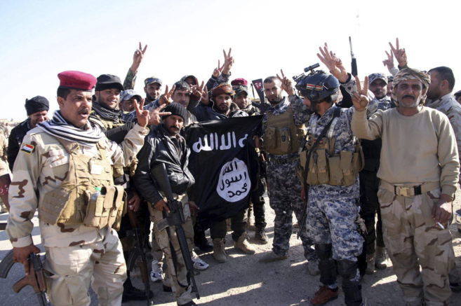 Varios soldados iraques posando con la bandera del Estado Islmico...