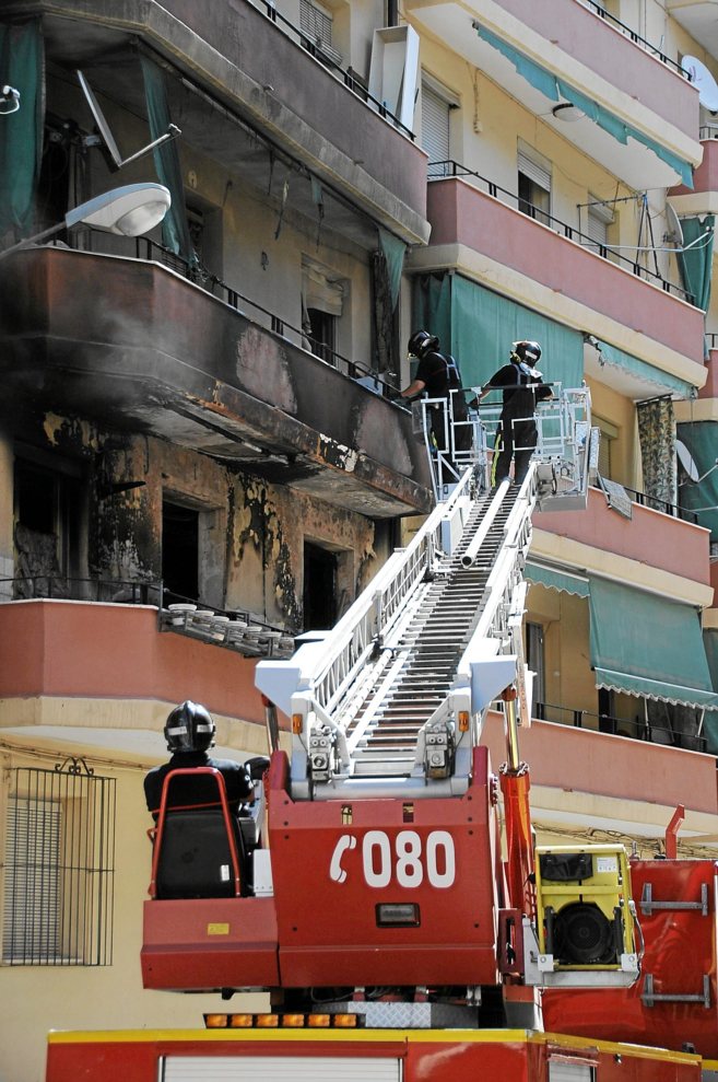 Varios bomberos en un incendio en Alicante. C.L.