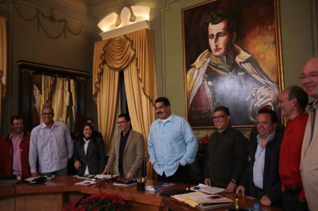 El presidente Maduro, con su gabinete bajo el retrato de Bolivar, en...