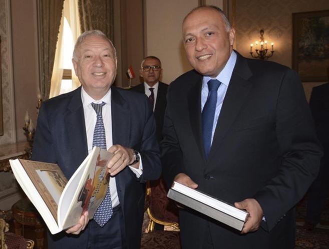 El ministro de Exteriores, Jos Manuel Garca Margallo, con su...