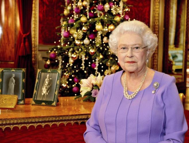 La reina Isabel II de Inglaterra posa tras grabar su tradicional.