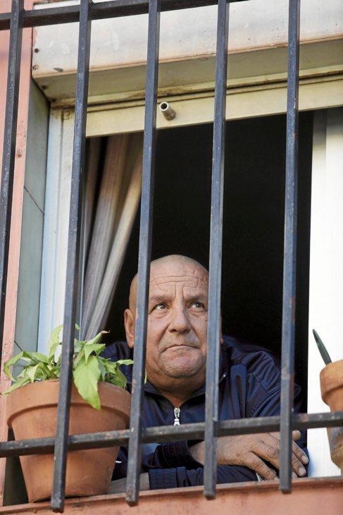 Luis Iglesias, 57 aos, en su piso de Los Pajaritos.
