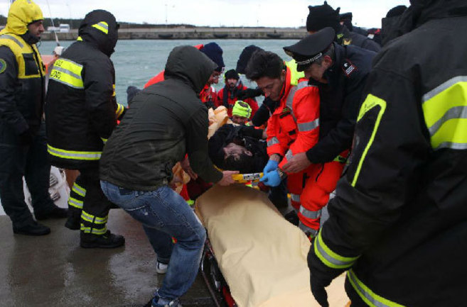 Un marinero turco es evacuado por salvamento martimo en el puerto de...
