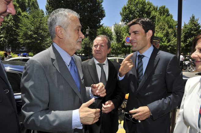 El ex alcalde de Santa Fe Sergio Bueno (derecha), en un acto con...