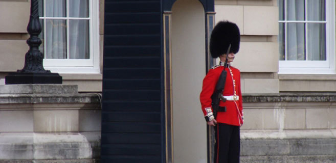 Un guardia real frente al Palacio de Buckingham