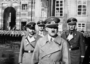 Hitler, acompaado de Himmler (izda.) y Heydrich (dcha.).