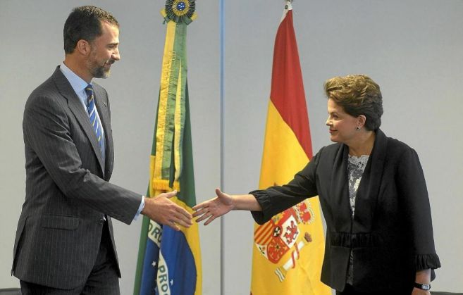 El entonces Prncipe de Asturias saluda a Dilma Rousseff tras los...