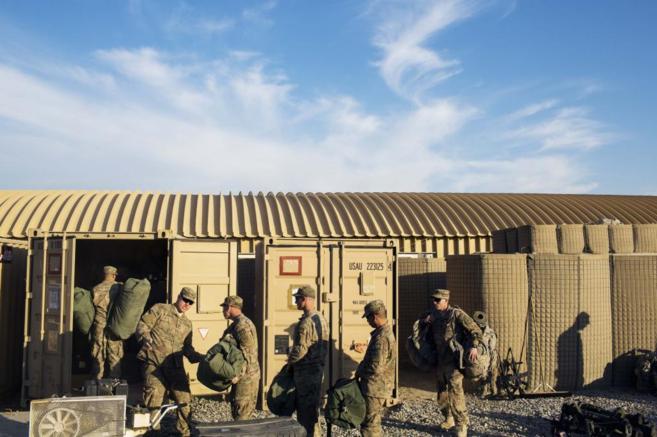 Soldados estadounidenses se preparan para irse de Afganistn tras una...