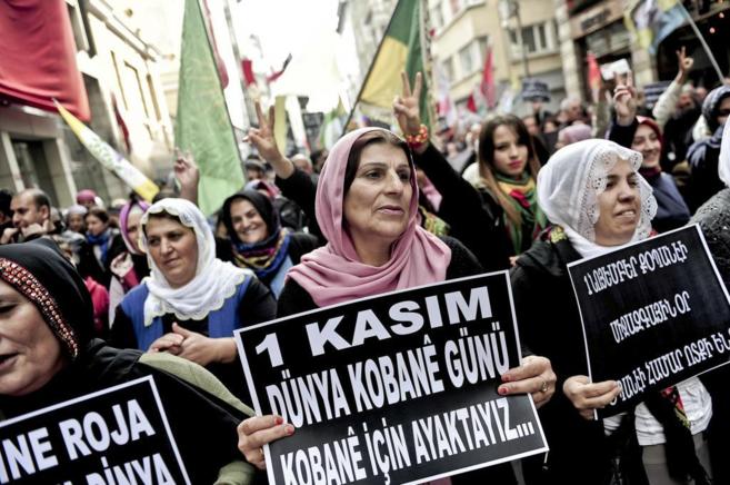 Miles de personas se manifiestan en la ciudad turca de Diyarbakir en...
