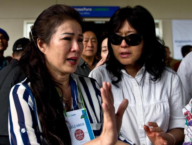 Familiares de un pasajero desaparecido en el avin malasio lloran en...