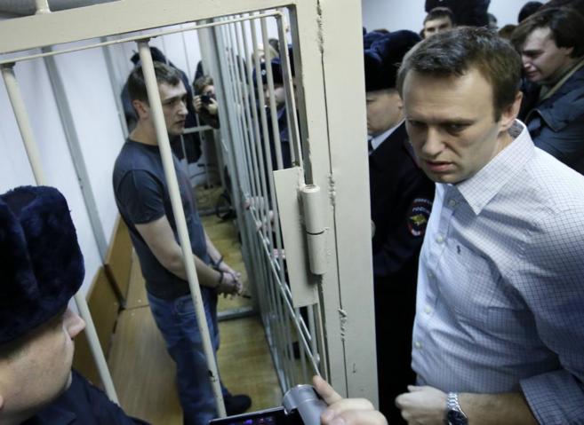 El opositor ruso Alexei Navalny (dercha), junto a su hermano...