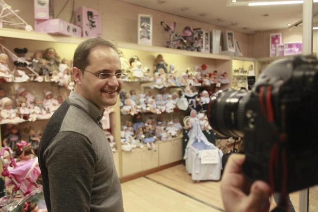 César Luena, el pasado día 23, en una tienda de muñecas de la Gran...
