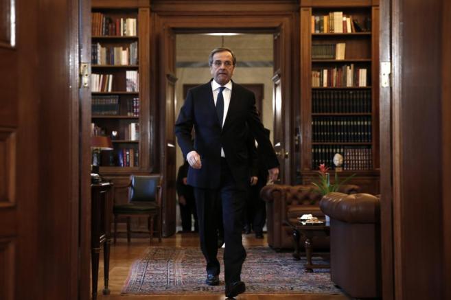 El primer ministro griego, Antoni Samaras, a su llegada la mansin...