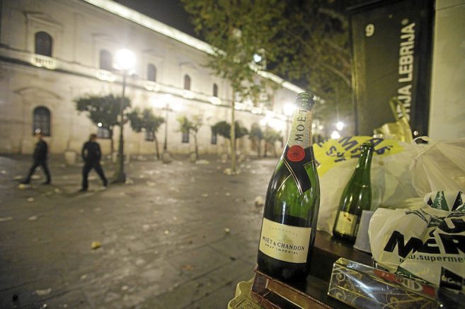 Botellas de cava en la Plaza Nueva durante una Nochevieja.