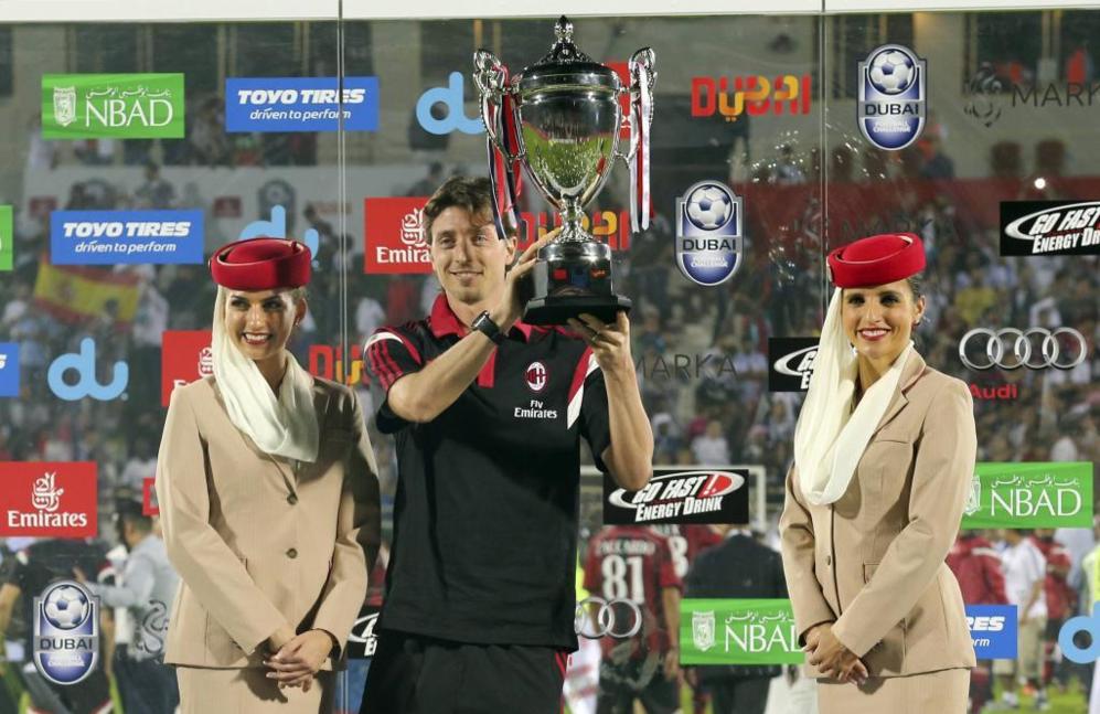 Montolivo recoge el trofeo de la 'Dubai Challenge Cup'.