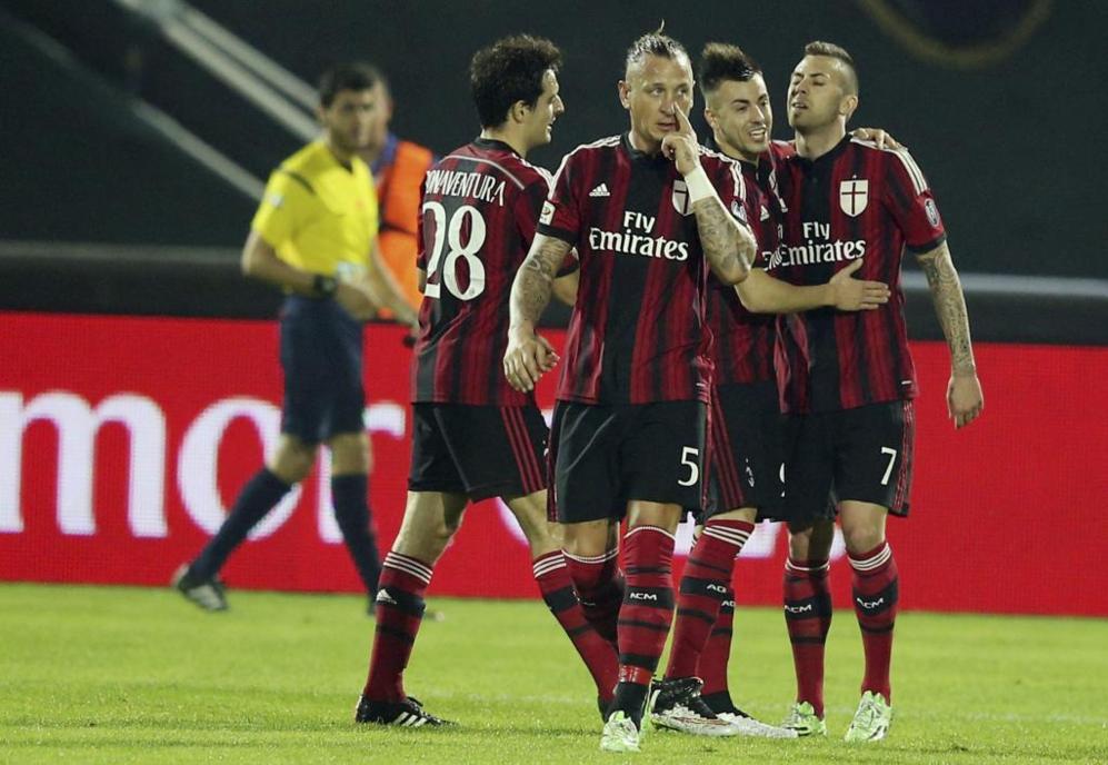 Mnez celebra con sus compaeros el primer gol 'rossonero'.
