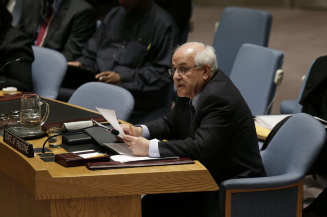 El representante palestino en la ONU, Riyad Mansur, durante su...
