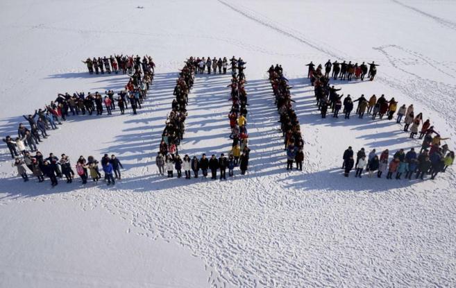 Un grupo de universitarios  forman un '2015'  sobre la nieve...