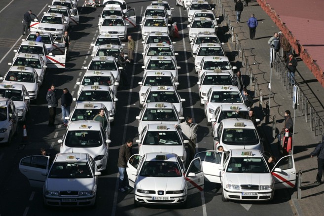 Taxis esperandoclientes en Madrid.