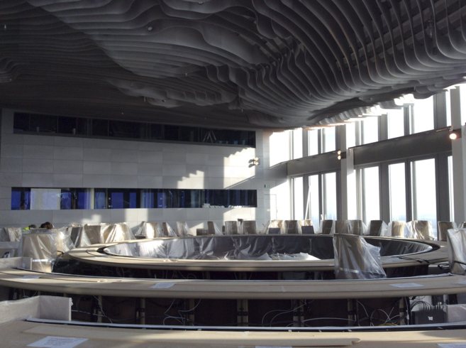 La sala de reuniones del Consejo del BCE, situada en el piso 41 de la...