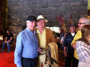 Vargas Llosa y el autor del reportaje al salir de Machu Picchu.
