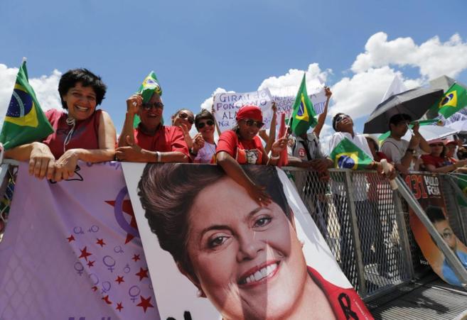 Partidarios de Dilma, con un cartel de la mandataria.