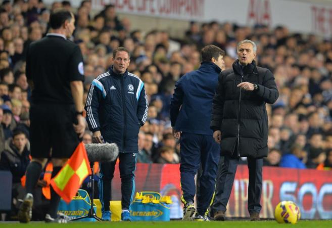 Mourinho protesta al linier durante el encuentro ante el Tottenham.