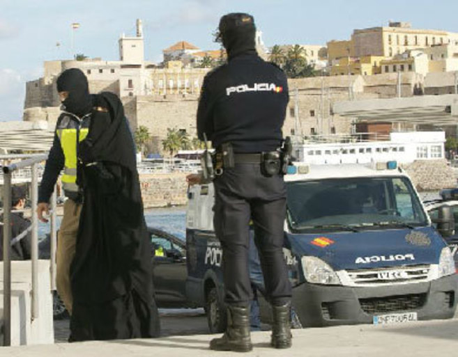 La Policía traslada a una yihadista detenida el pasado 16 de...