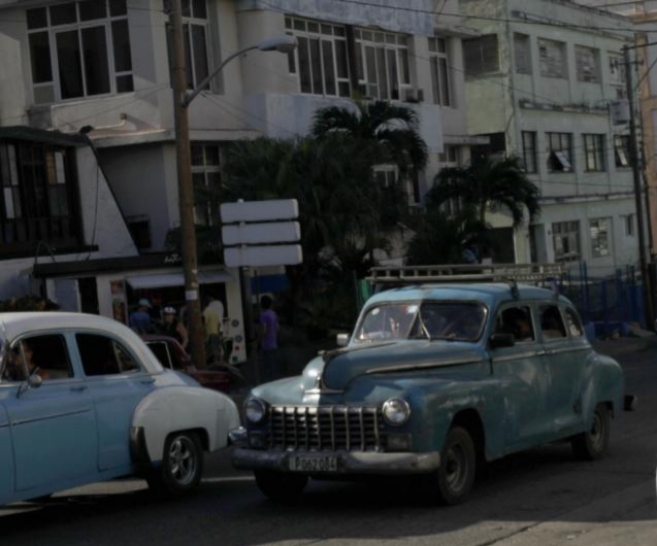 Trfico en una calle de La Habana, Cuba