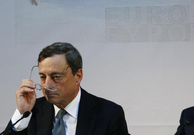 Mario Draghi, presidente del Banco Central Europeo, ponindose las...