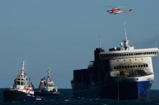 Un helicptero sobrevuela la nave 'Norman Atlantic'.