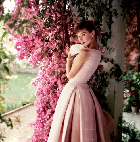 Audrey Hepburn, vestida de Givenchy y retratada por Norman Parkinson,...