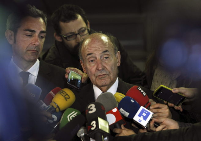 El abogado de la Infanta Cristina, Miquel Roca, atiende a los medios.