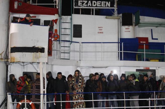 Los inmigrantes, en el barco, tras llegar al puerto de Corigliano en...