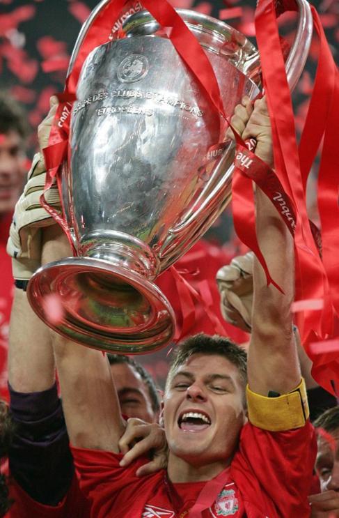 Steven Gerrad levanta la Copa de Europa, en 2005.
