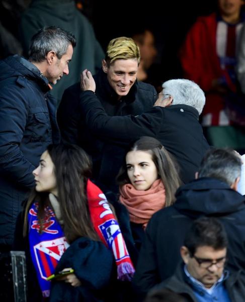 Fernando Torres abrazado por Clemente Villaverde