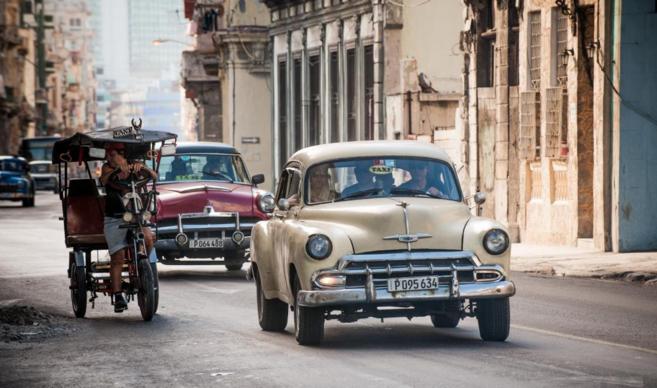 Viejos automviles estadounidenses por las calles de La Habana.