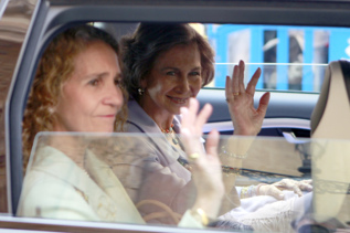 La Infanta Elena y Doa Sofa, en un coche oficial.