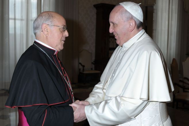 El recin nombrado cardenal, Ricardo Blzquez, junto al Papa...