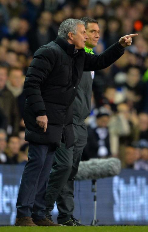 Mourinho protesta al cuarto rbitro durante el Tottenham-Chelsea.