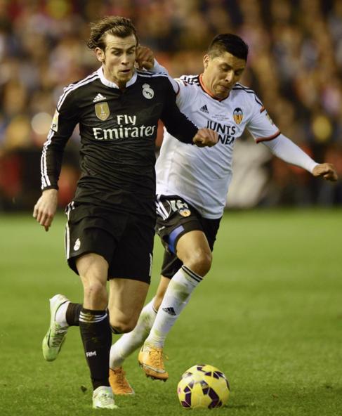 Bale y Enzo Prez se disputan el baln.