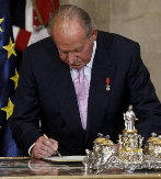 Don Juan Carlos firma la ley que hizo efectiva su abdicacin como Rey...