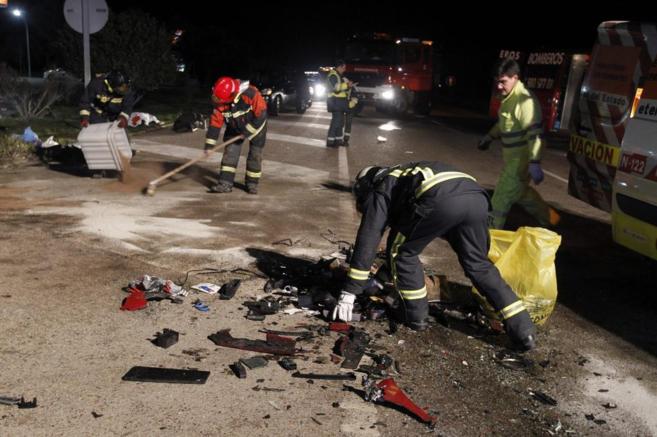 Los bomberos recogen los restos de un accidente en Zamora que dej...