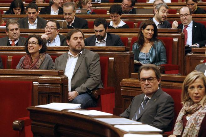 Oriol Junqueras y Artur Mas, en el Parlament.