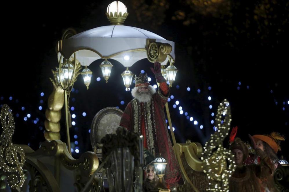 El Rey Melchor llega a Madrid a bordo de su carroza blanca.